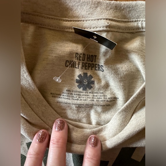 🆕 NWT Red Hot Chili Peppers Logo Heather Oatmeal Hot Topic T-Shirt size small - Picture 5 of 7